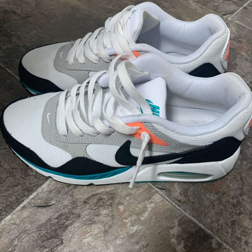Women’s Air Max correlate size 6